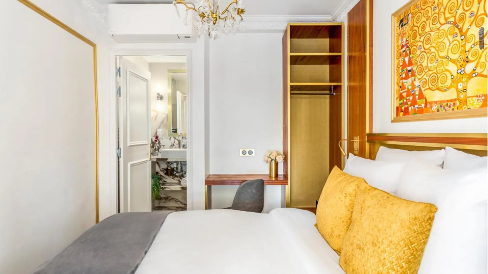 Luxury 4 bedrooms 3 bathrooms apartment - Louvre Paris